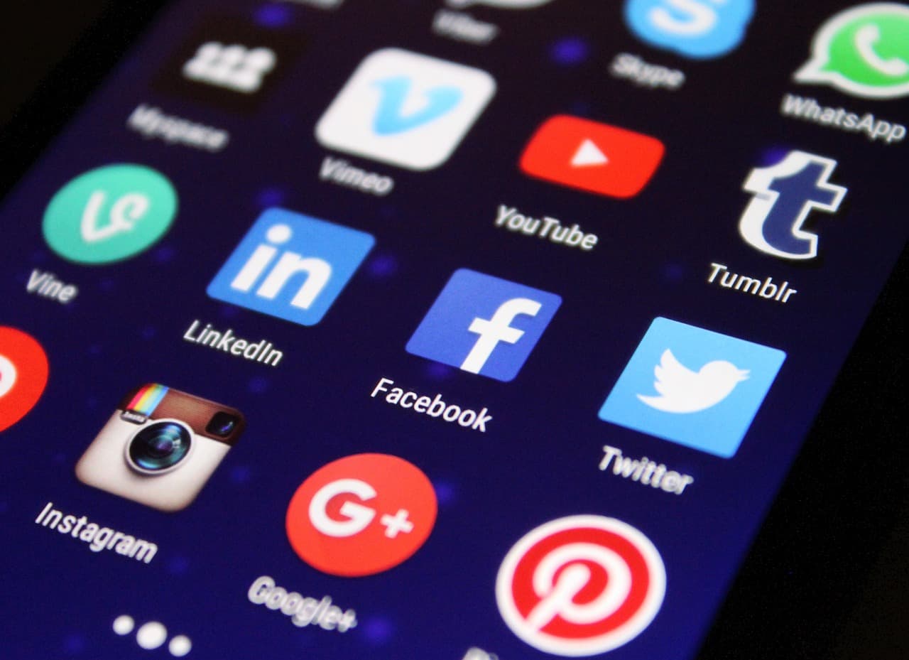 Cómo detectar noticias falsas en internet: Guía práctica